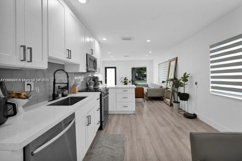 Villa ou maison à vendre à Hollywood, Floride: 2 chambres, 92.07 m2 № 2037482 - photo 16