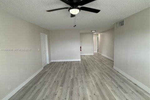 Villa ou maison à louer à North Lauderdale, Floride: 3 chambres, 106.84 m2 № 1999750 - photo 4