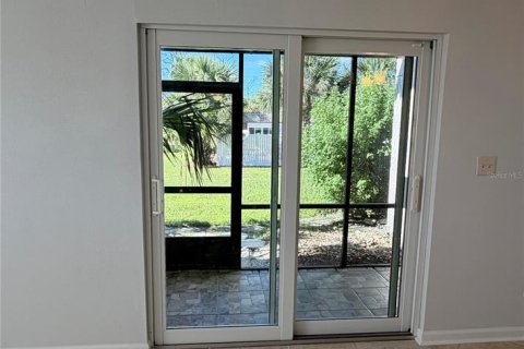 Condo in Port Richey, Florida, 1 bedroom № 2275524 - photo 10