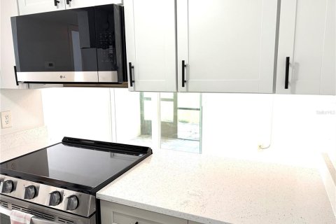 Condo in Port Richey, Florida, 1 bedroom № 2275524 - photo 13