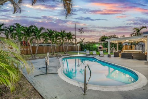 House in Hollywood, Florida 3 bedrooms, 179.3 sq.m. № 2170731 - photo 3