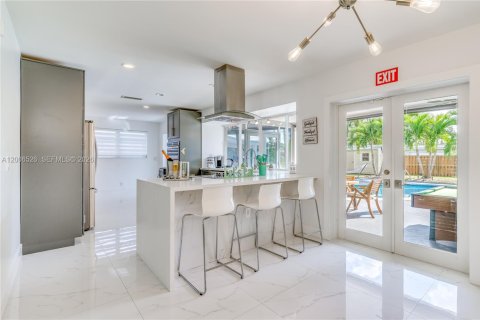 House in Hollywood, Florida 3 bedrooms, 179.3 sq.m. № 2170731 - photo 11