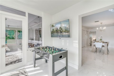 House in Hollywood, Florida 3 bedrooms, 179.3 sq.m. № 2170731 - photo 23