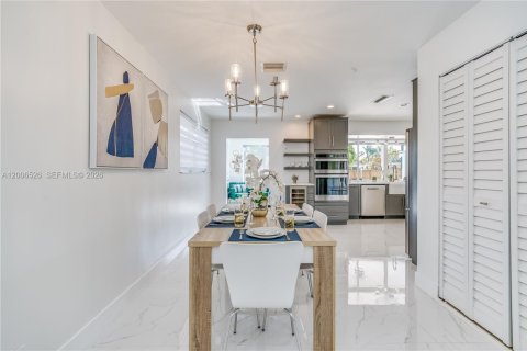 House in Hollywood, Florida 3 bedrooms, 179.3 sq.m. № 2170731 - photo 12