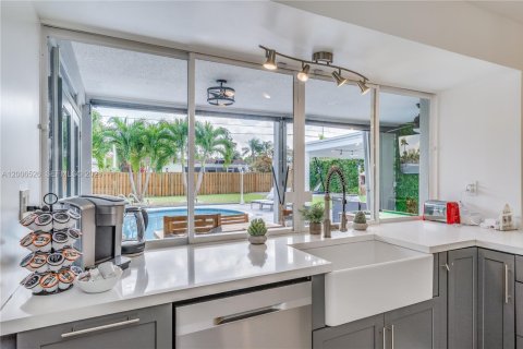 House in Hollywood, Florida 3 bedrooms, 179.3 sq.m. № 2170731 - photo 13