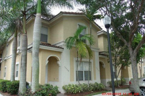 Townhouse in Hollywood, Florida 3 bedrooms, 138.33 sq.m. № 1231353 - photo 1