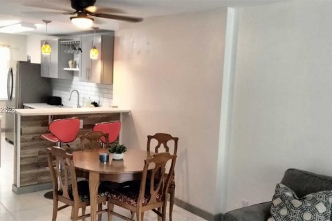 Condo in Lauderdale Lakes, Florida, 2 bedrooms № 2060183 - photo 5