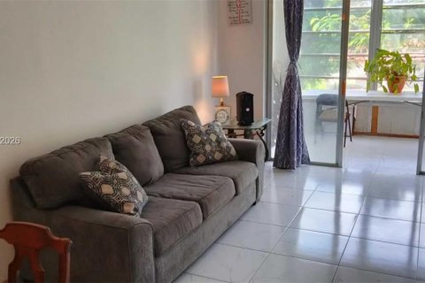 Condo in Lauderdale Lakes, Florida, 2 bedrooms № 2060183 - photo 3