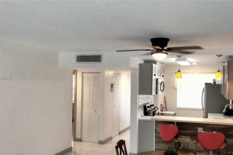 Condo in Lauderdale Lakes, Florida, 2 bedrooms № 2060183 - photo 4