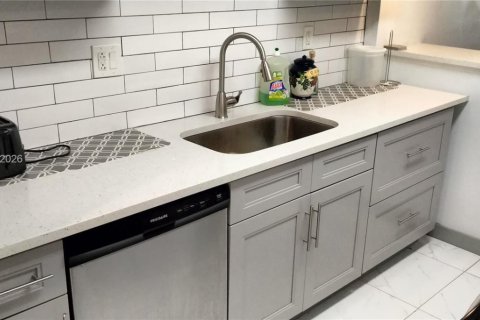 Condo in Lauderdale Lakes, Florida, 2 bedrooms № 2060183 - photo 7