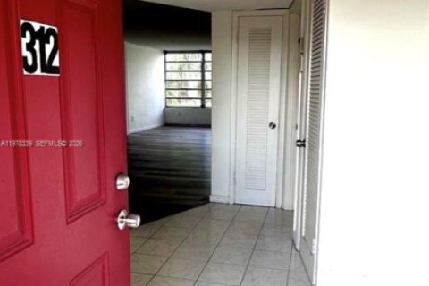 Condominio en venta en Miami, Florida, 1 dormitorio, 83.43 m2 № 2041921 - foto 10