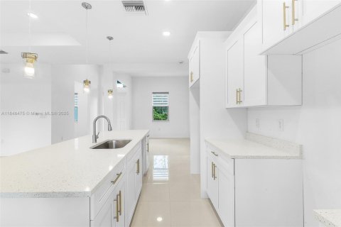 House in Lehigh Acres, Florida 3 bedrooms, 160.72 sq.m. № 1936401 - photo 7