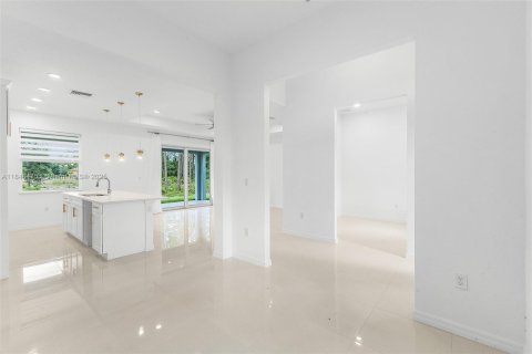 House in Lehigh Acres, Florida 3 bedrooms, 160.72 sq.m. № 1936401 - photo 4