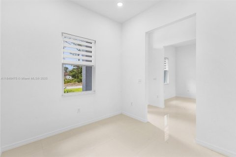 House in Lehigh Acres, Florida 3 bedrooms, 160.72 sq.m. № 1936401 - photo 5