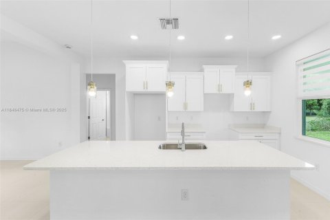 House in Lehigh Acres, Florida 3 bedrooms, 160.72 sq.m. № 1936401 - photo 8