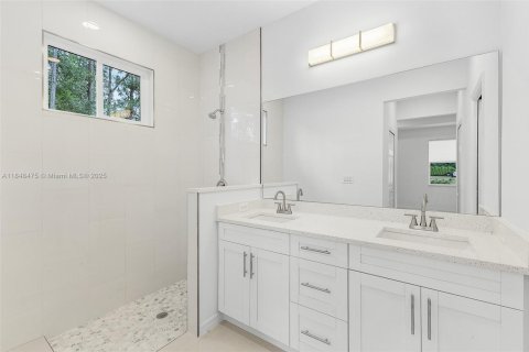 House in Lehigh Acres, Florida 3 bedrooms, 160.72 sq.m. № 1936401 - photo 10