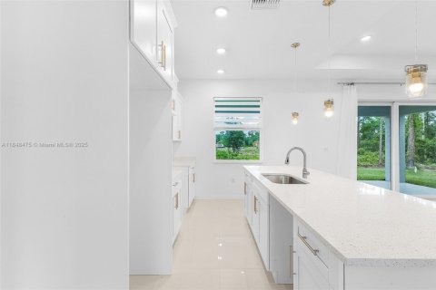 House in Lehigh Acres, Florida 3 bedrooms, 160.72 sq.m. № 1936401 - photo 6