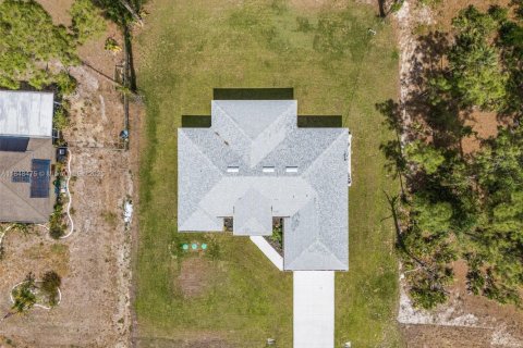 House in Lehigh Acres, Florida 3 bedrooms, 160.72 sq.m. № 1936401 - photo 13