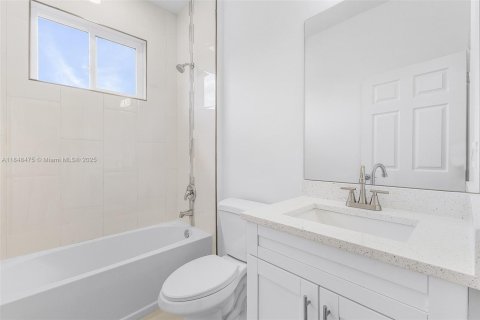 House in Lehigh Acres, Florida 3 bedrooms, 160.72 sq.m. № 1936401 - photo 12