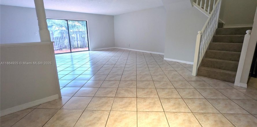 Townhouse in Plantation, Florida 3 bedrooms, 165.37 sq.m. № 1893219