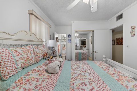 Villa ou maison à vendre à Miami, Floride: 9 chambres, 391.86 m2 № 2025039 - photo 26