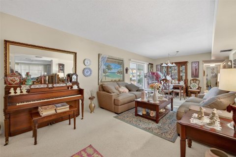 Villa ou maison à vendre à Miami, Floride: 9 chambres, 391.86 m2 № 2025039 - photo 14