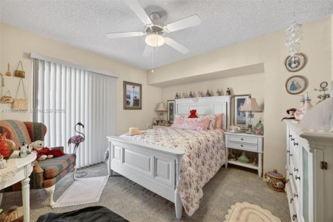 Villa ou maison à vendre à Miami, Floride: 9 chambres, 391.86 m2 № 2025039 - photo 19