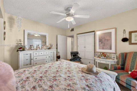 Villa ou maison à vendre à Miami, Floride: 9 chambres, 391.86 m2 № 2025039 - photo 21