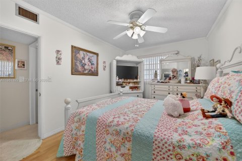 Villa ou maison à vendre à Miami, Floride: 9 chambres, 391.86 m2 № 2025039 - photo 23