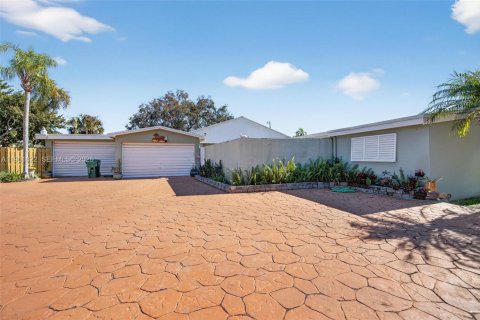 Villa ou maison à vendre à Miami, Floride: 9 chambres, 391.86 m2 № 2025039 - photo 3