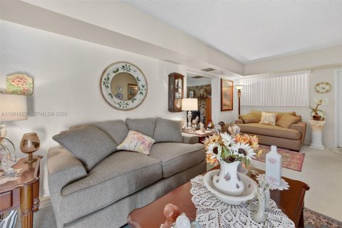 Villa ou maison à vendre à Miami, Floride: 9 chambres, 391.86 m2 № 2025039 - photo 10