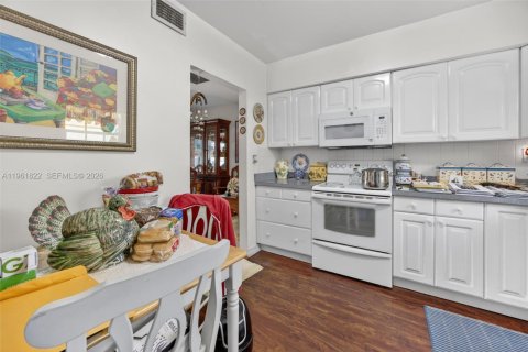 Villa ou maison à vendre à Miami, Floride: 9 chambres, 391.86 m2 № 2025039 - photo 17