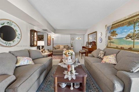 Villa ou maison à vendre à Miami, Floride: 9 chambres, 391.86 m2 № 2025039 - photo 9