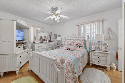 Villa ou maison à vendre à Miami, Floride: 9 chambres, 391.86 m2 № 2025039 - photo 22