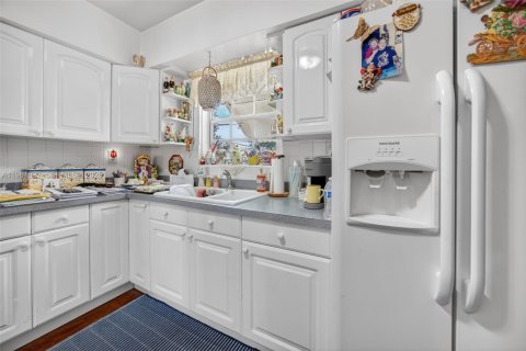 Villa ou maison à vendre à Miami, Floride: 9 chambres, 391.86 m2 № 2025039 - photo 18