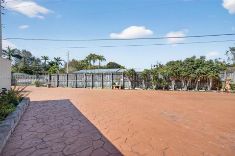 Villa ou maison à vendre à Miami, Floride: 9 chambres, 391.86 m2 № 2025039 - photo 6
