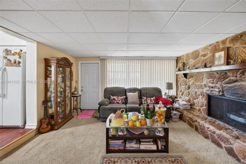 Villa ou maison à vendre à Miami, Floride: 9 chambres, 391.86 m2 № 2025039 - photo 13