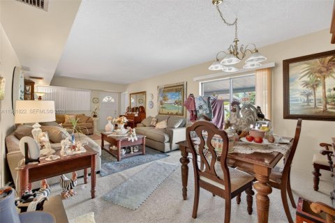 Villa ou maison à vendre à Miami, Floride: 9 chambres, 391.86 m2 № 2025039 - photo 8