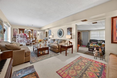 Villa ou maison à vendre à Miami, Floride: 9 chambres, 391.86 m2 № 2025039 - photo 15