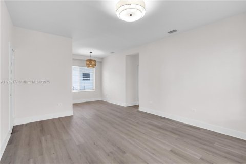 Propiedad comercial en venta en Miami Beach, Florida, 367.15 m2 № 1970315 - foto 5