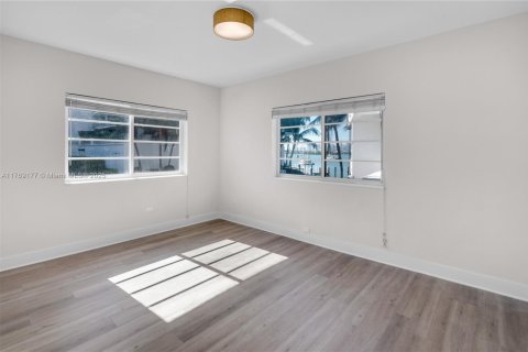 Propiedad comercial en venta en Miami Beach, Florida, 367.15 m2 № 1970315 - foto 10