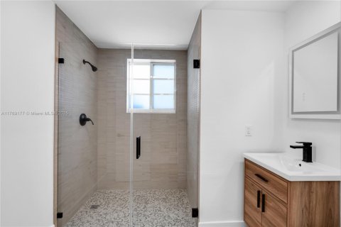 Propiedad comercial en venta en Miami Beach, Florida, 367.15 m2 № 1970315 - foto 9