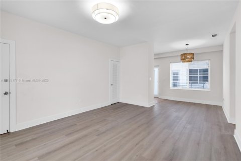 Propiedad comercial en venta en Miami Beach, Florida, 367.15 m2 № 1970315 - foto 6