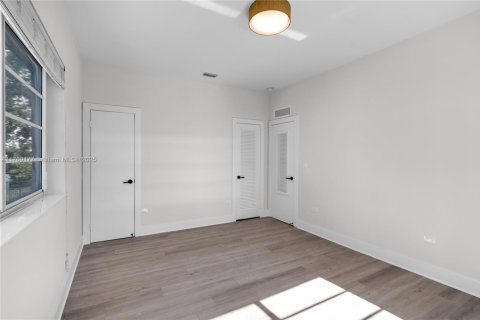 Propiedad comercial en venta en Miami Beach, Florida, 367.15 m2 № 1970315 - foto 14