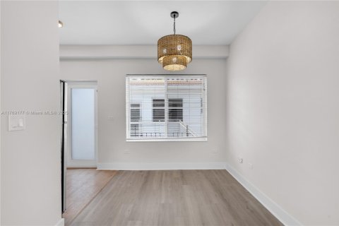 Propiedad comercial en venta en Miami Beach, Florida, 367.15 m2 № 1970315 - foto 7