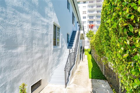 Propiedad comercial en venta en Miami Beach, Florida, 367.15 m2 № 1970315 - foto 17