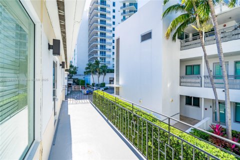 Propiedad comercial en venta en Miami Beach, Florida, 367.15 m2 № 1970315 - foto 18