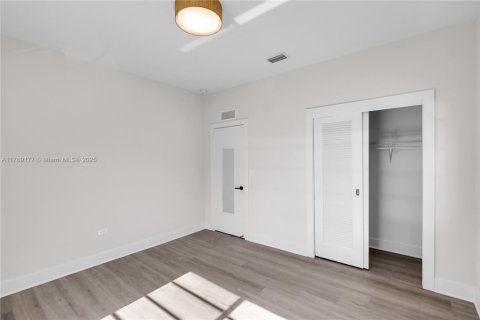 Propiedad comercial en venta en Miami Beach, Florida, 367.15 m2 № 1970315 - foto 11