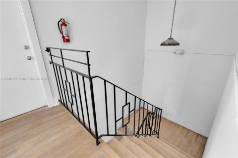 Propiedad comercial en venta en Miami Beach, Florida, 367.15 m2 № 1970315 - foto 4