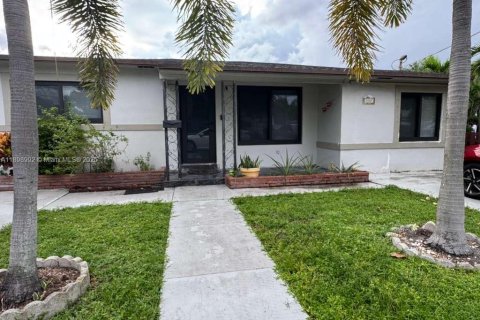 Casa en alquiler en Hallandale Beach, Florida, 2 dormitorios, 144.93 m2 № 1951028 - foto 1